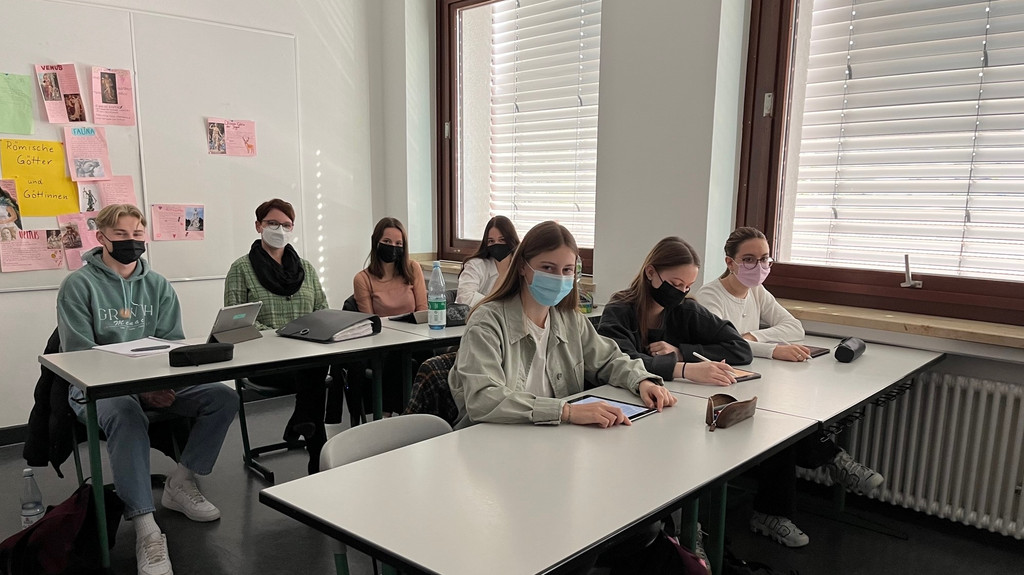 Schüler der 10. Klasse beim digitalen Deutschunterricht am Gymnasium in Pfarrkirchen