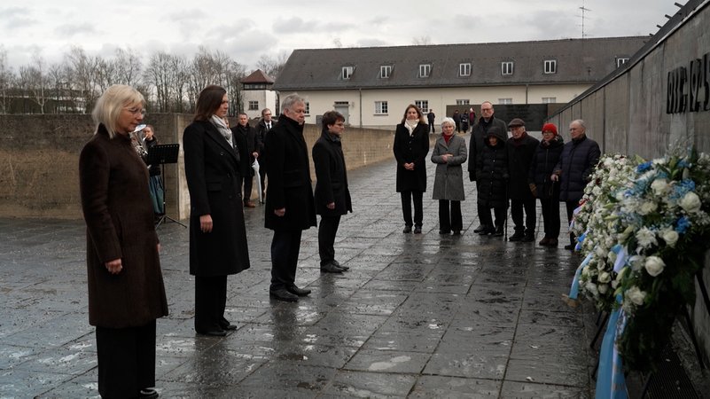 Kranzniederlegung vor dem Mahnmal des ehemaligen KZ Dachau am Tag des Gedenkakts durch den Bayerischen Landtag | Bild: BR / Christoph Dicke Kranzniederlegung vor dem Mahnmal des ehemaligen KZ Dachau am Tag des Gedenkakts durch den Bayerischen Landtag