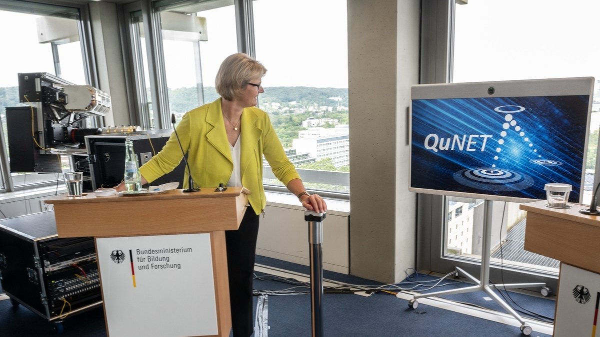 Bundesforschungsministerin Anja Karliczek startet die erste quantengesicherte Verbindung zwischen zwei Bundesbehörden in Deutschland.