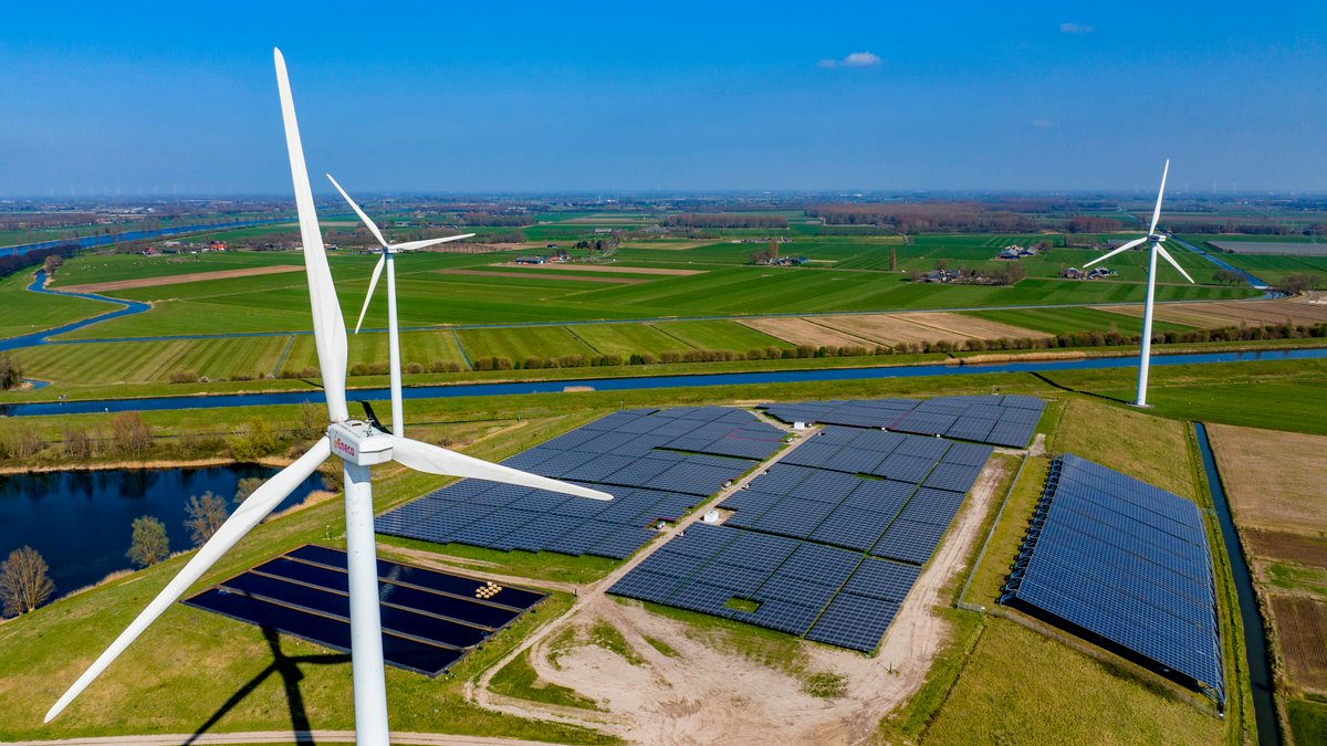 Von Windanlagen und Sonnenkollektoren produzierter Strom kann in "grünem" Methan gespeichert werden.  