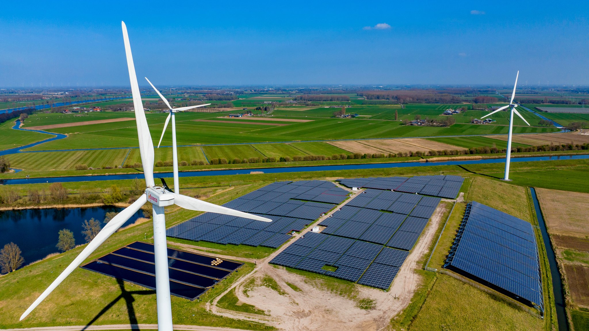 Von Windanlagen und Sonnenkollektoren produzierter Strom kann in "grünem" Methan gespeichert werden.  