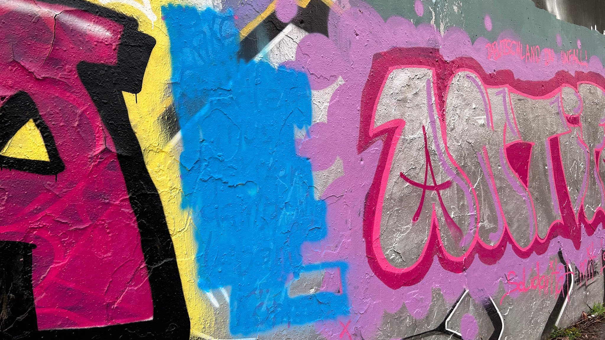 Unbekannte sprühten Morddrohungen gegen den Politiker Ralf Stadler an eine Graffiti-Wand in Passau. Diese wurden mit blauer Farbe überstrichen.