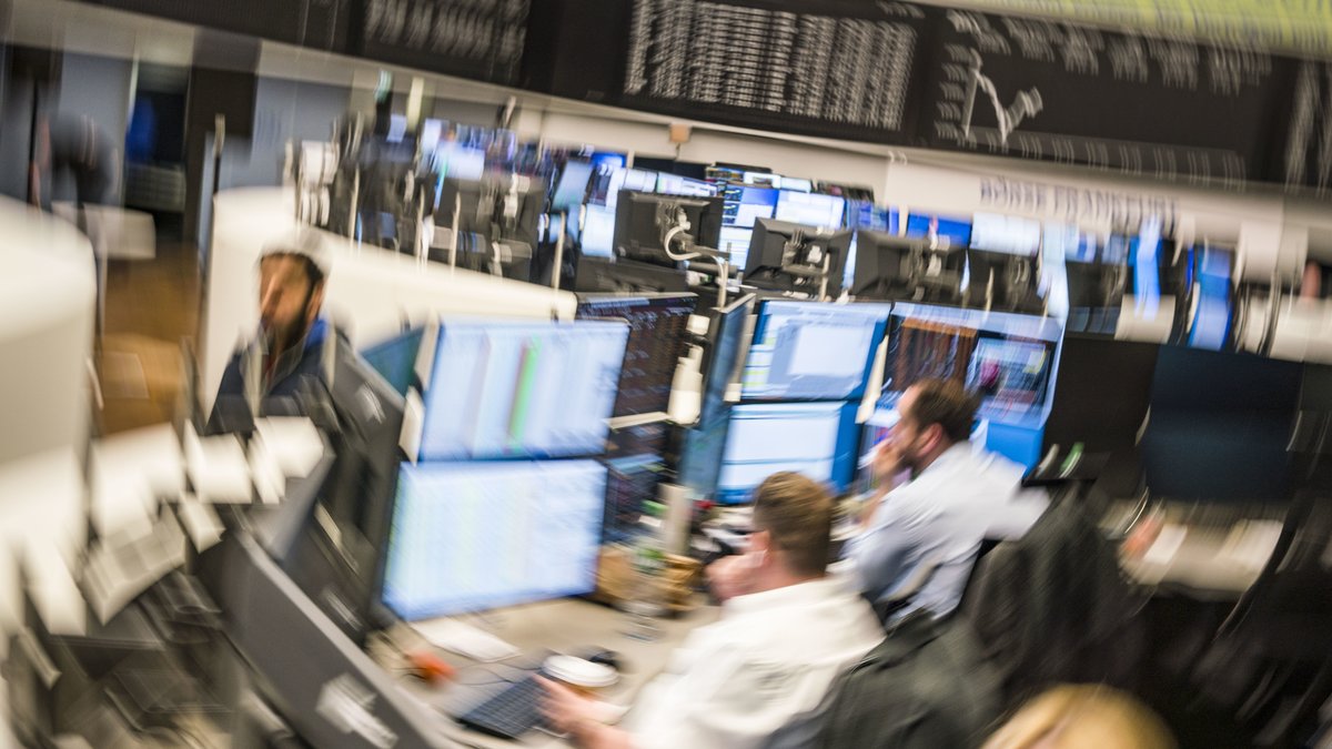Börsenhändler sitzen im Handelssaal der Börse in Frankfurt an ihren Monitoren
