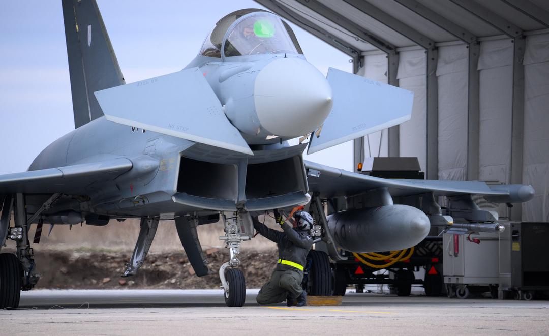 Bundeswehr-Soldaten machen auf einem Flugplatz in Rumänien einen Eurofighter startklar. Saudi-Arabien könnte weitere solcher Maschinen erhalten. Die Bundesregierung will von ihrer bisherigen Haltung zu Exporten in das Land abrücken. 