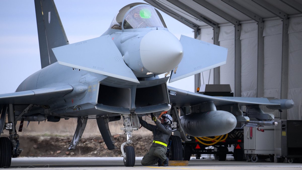 Bundeswehr-Soldaten machen auf einem Flugplatz in Rumänien einen Eurofighter startklar. Saudi-Arabien könnte weitere solcher Maschinen erhalten. Die Bundesregierung will von ihrer bisherigen Haltung zu Exporten in das Land abrücken. 