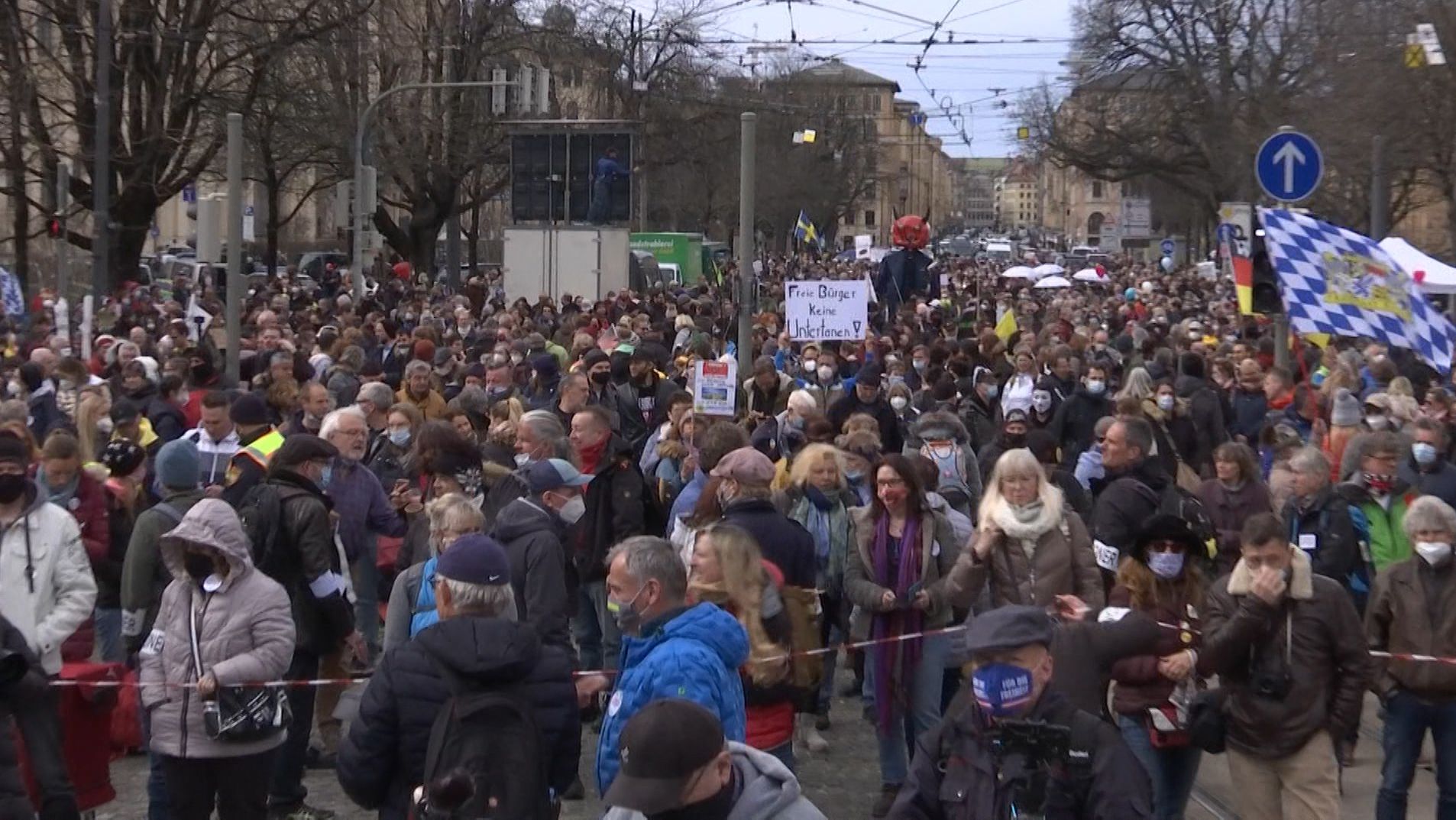 Es Reicht Corona Demos In Munchen Aufgelost Br24