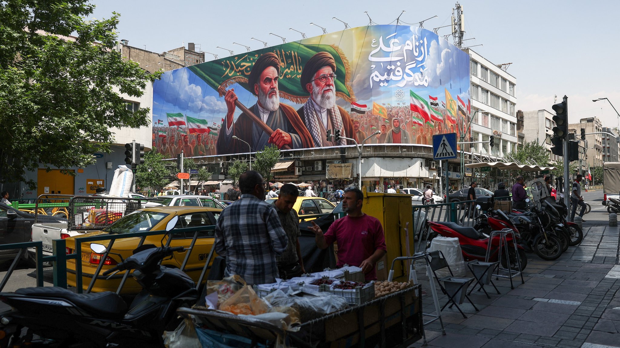 Straßenverkäufer in Teheran | Bild: Reuters Straßenverkäufer in Teheran