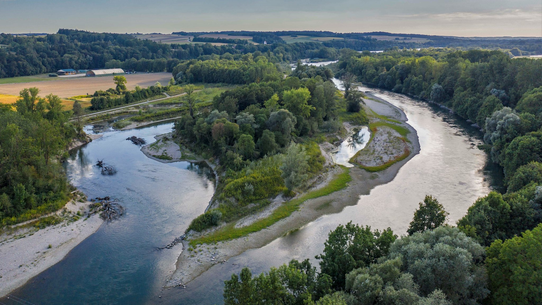 Der Isarstrand bei Landau aus der Vogelperspektive.