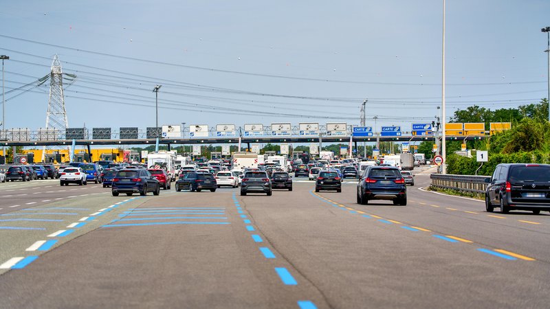 Symbolbild: Zahlreiche Fahrzeuge drängen sich vor einer großen Mautstelle in Italien. Der Verkehr staut sich in mehreren Spuren, während Autos und Lkw auf die Durchfahrt oder Zahlung warten. | Bild: picture alliance / CHROMORANGE | Michael Bihlmayer Symbolbild: Zahlreiche Fahrzeuge drängen sich vor einer großen Mautstelle in Italien. Der Verkehr staut sich in mehreren Spuren, während Autos und Lkw auf die Durchfahrt oder Zahlung warten.