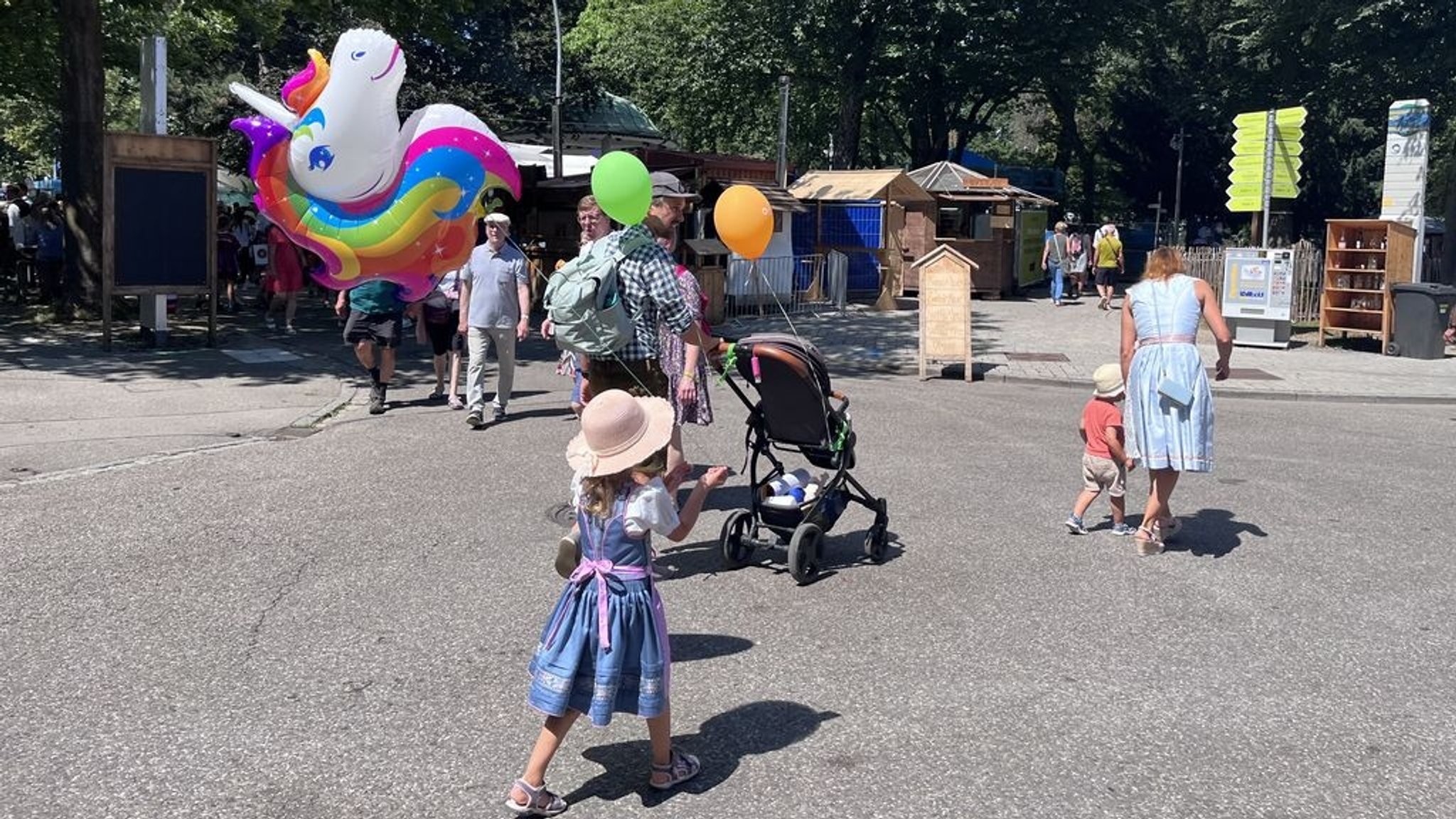 Besucherinnen und Besucher schlendern über das Gelände der Allgäuer Festwoche in Kempten