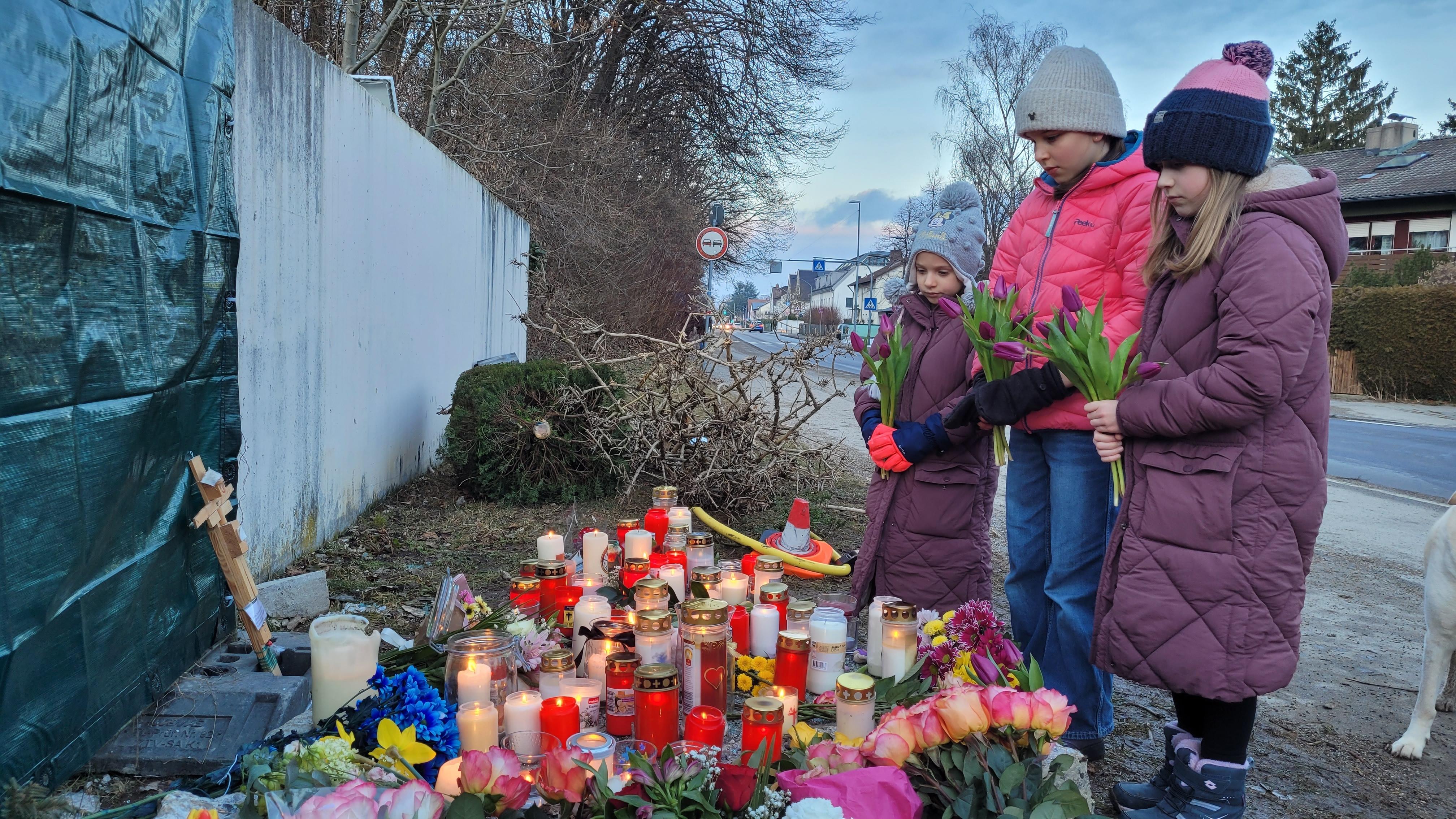 Große Anteilnahme in München-Trudering: Den ganzen Sonntag über trafen Menschen am Unfallort unweit von Schulen und Kitas ein, um der getöteten 13-Jährigen zu gedenken.
