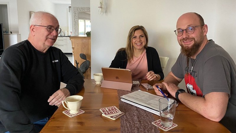 Siggi Steidl (Bündnis "Demokratie bewahren"), Lehrerin Claudia Belzer und LehrerSimon Hamper (v.l.n.r.) | Bild: BR/ Julia Hofmann Siggi Steidl (Bündnis "Demokratie bewahren"), Lehrerin Claudia Belzer und LehrerSimon Hamper (v.l.n.r.)