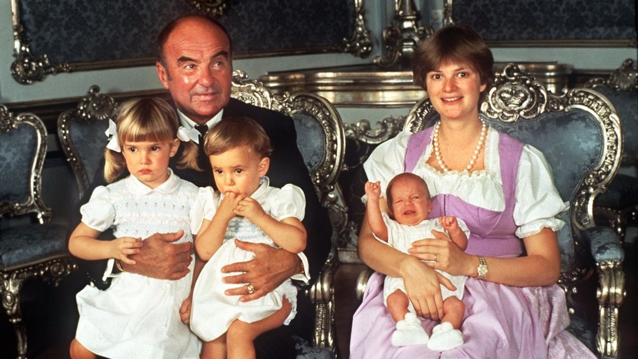 ARCHIV - 15.07.1983, Bayern, Regensburg: Gloria Fürstin von Thurn und Taxis mit ihrem Mann, Johannes Fürst von Thurn und Taxis, und den drei Kindern (l-r) Maria Theresia, Elisabeth und Albert, im Juni 1983.