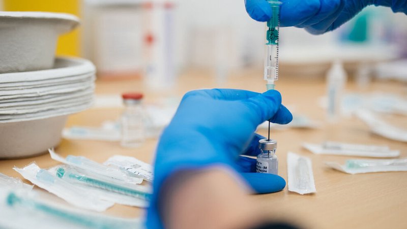 Eine Ärztin zieht den Impfstoff Comirnaty des Herstellers Biontech auf. | Bild: BR/Julia Müller Eine Ärztin zieht den Impfstoff Comirnaty des Herstellers Biontech auf.