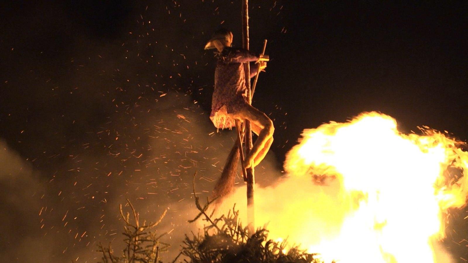 Funkenfeuer mit gebastelter Hexenfigur
