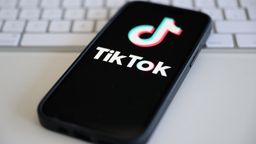 Smartphone mit TikTok-Logo | Bild:dpa-Bildfunk/Robert Michael