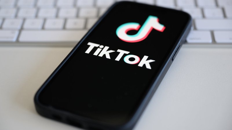 Smartphone mit TikTok-Logo
