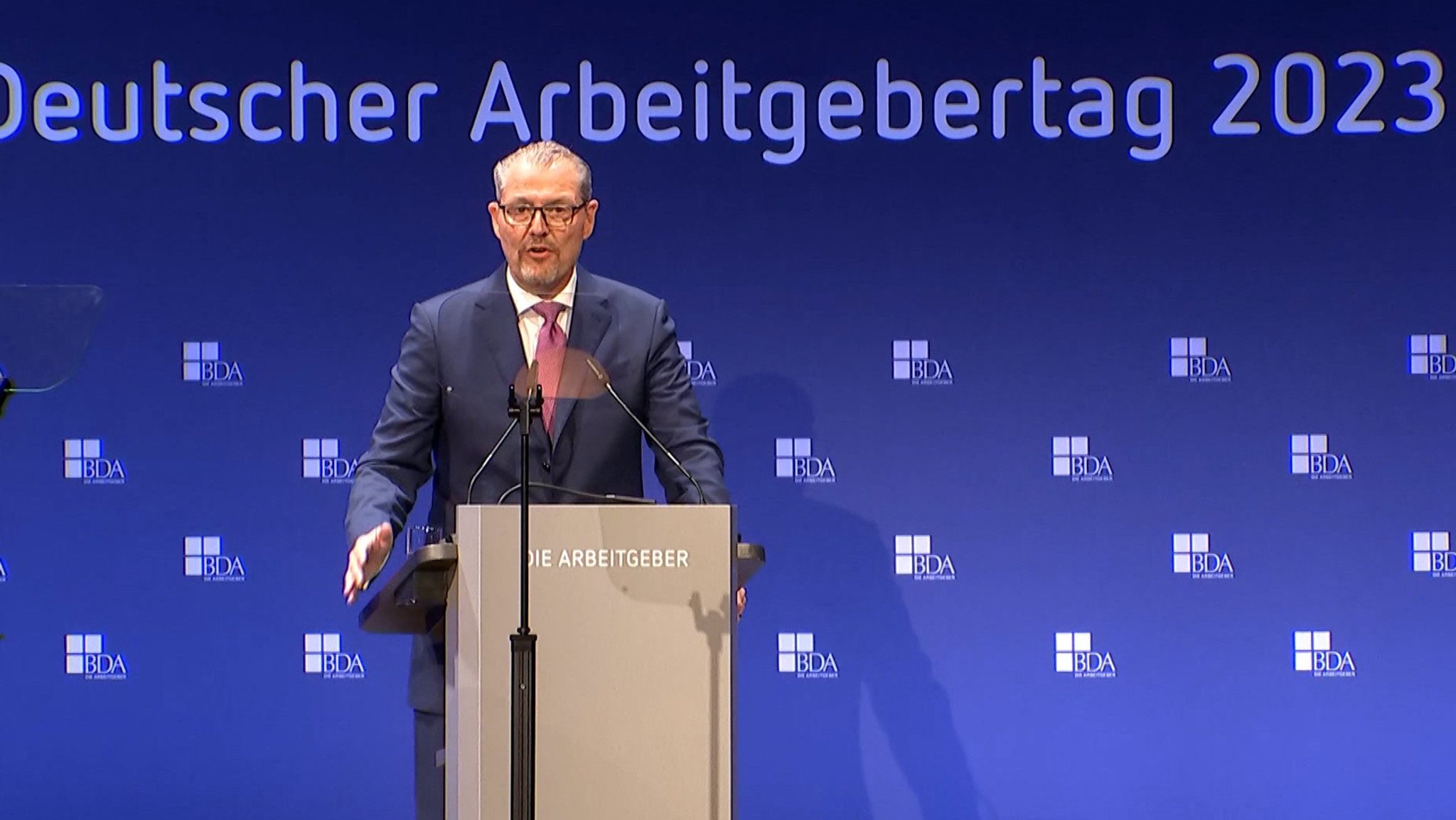 Vor seinem Besuch in Israel war der Kanzler Gast beim Arbeitgebertag in Berlin. Hier übte Arbeitgeberpräsident Dulger Kritik an der Bundesregierung.