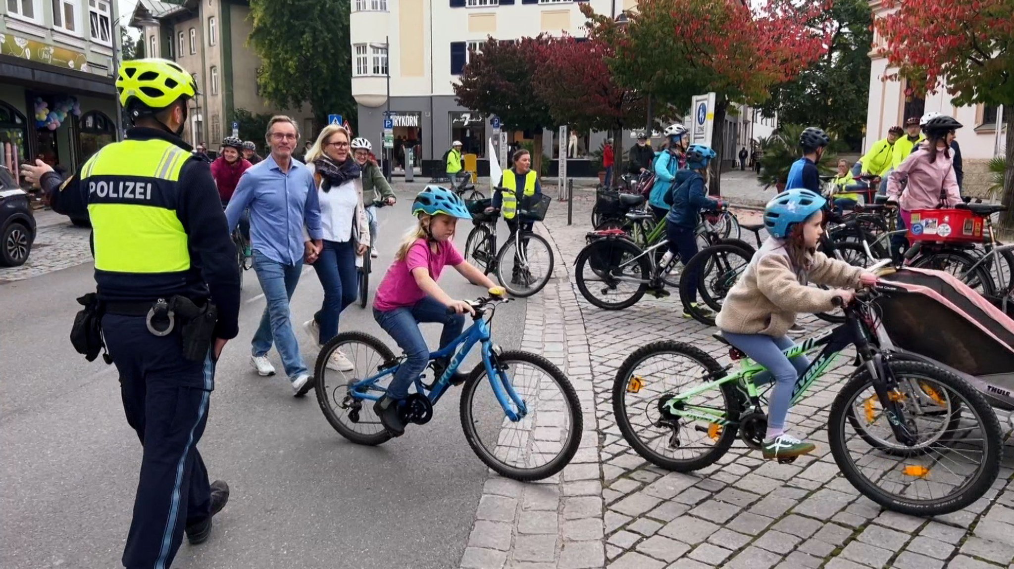 Mehrere Radlerinnen und Radler fahren zum Rosenheimer Ludwigsplatz | Bild: BR/Julia Binder Mehrere Radlerinnen und Radler fahren zum Rosenheimer Ludwigsplatz