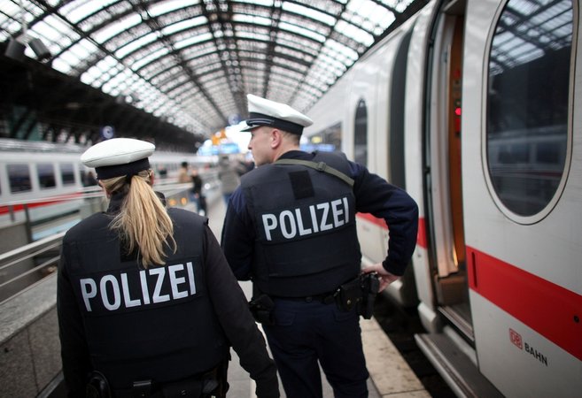Bundespolizisten patroullieren in Köln im Hauptbahnhof an einem ICE