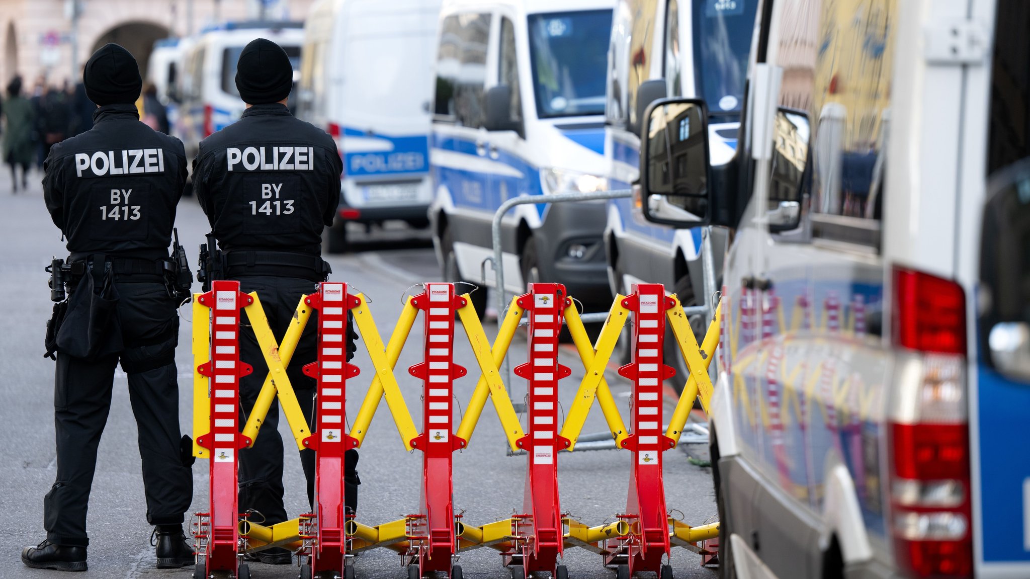 Polizisten stehen während der Sicherheitskonferenz vor dem Hotel Bayerischer Hof.