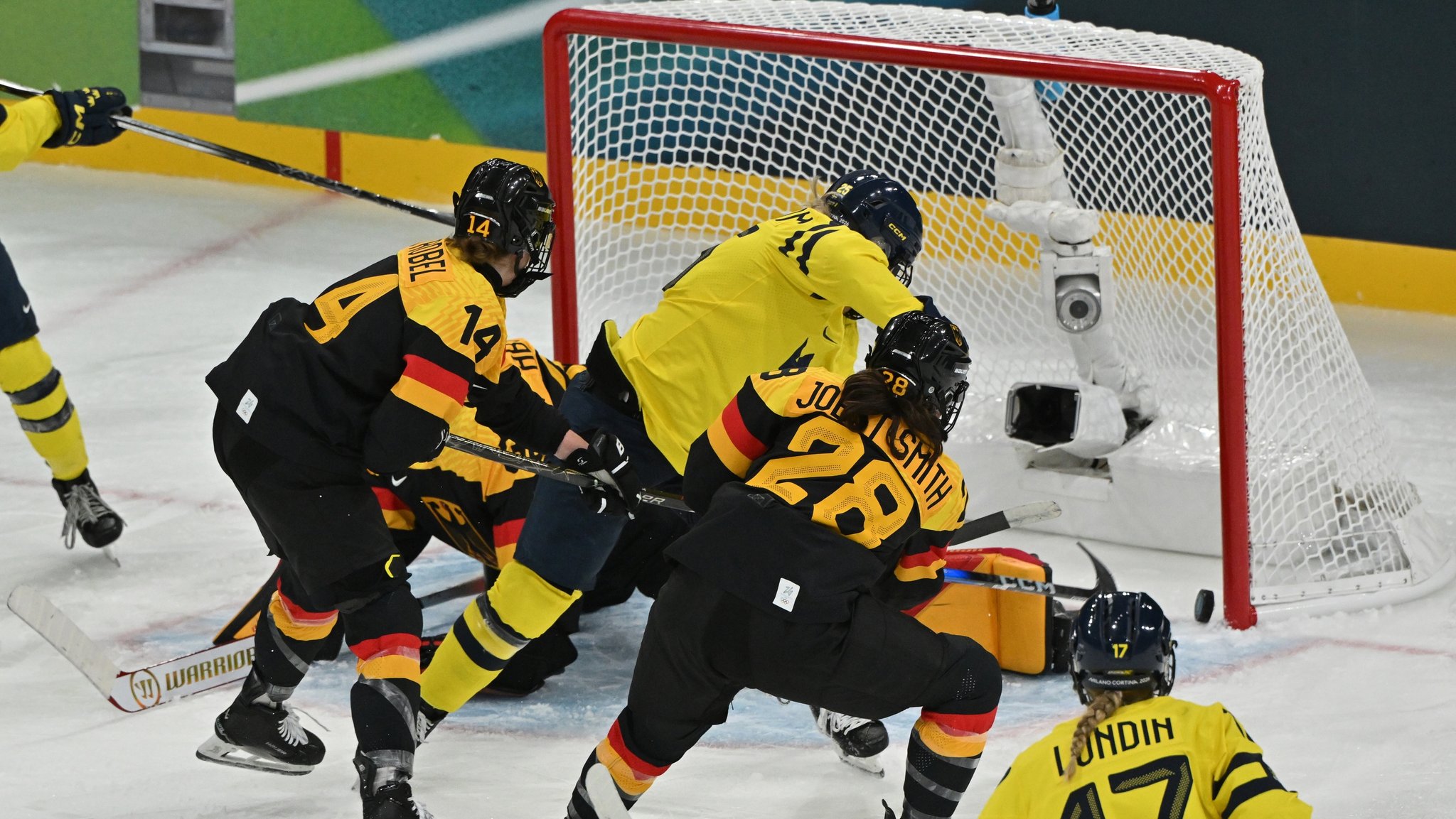 Eishockey: Deutschland gegen Schweden | Bild: picture alliance/dpa | Peter Kneffel Eishockey: Deutschland gegen Schweden