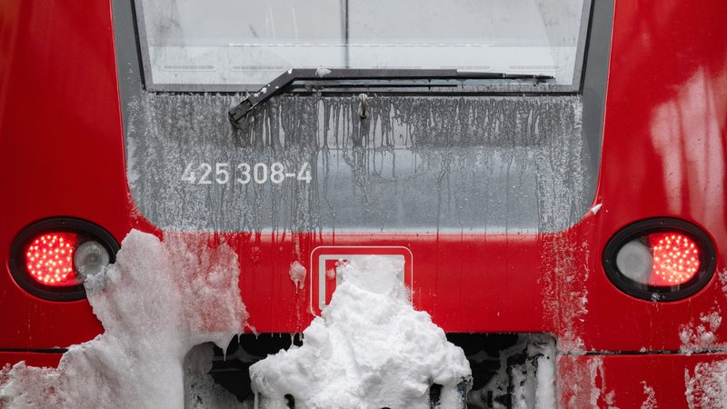Die Front eines Regionalzugs ist im Hauptbahnhof zum Teil mit Schnee und Eis bedeckt.