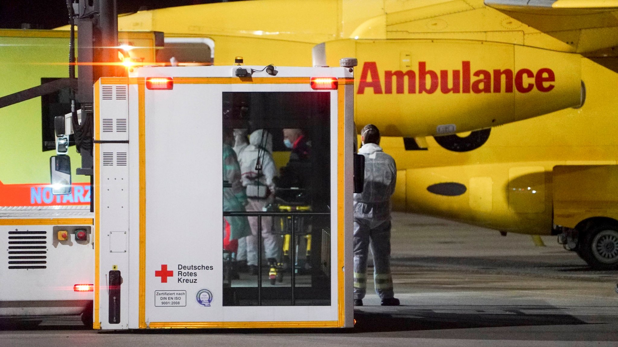 Symbolbild: Corona-Patienten werden per Flugzeug in andere Bundesländer verlegt