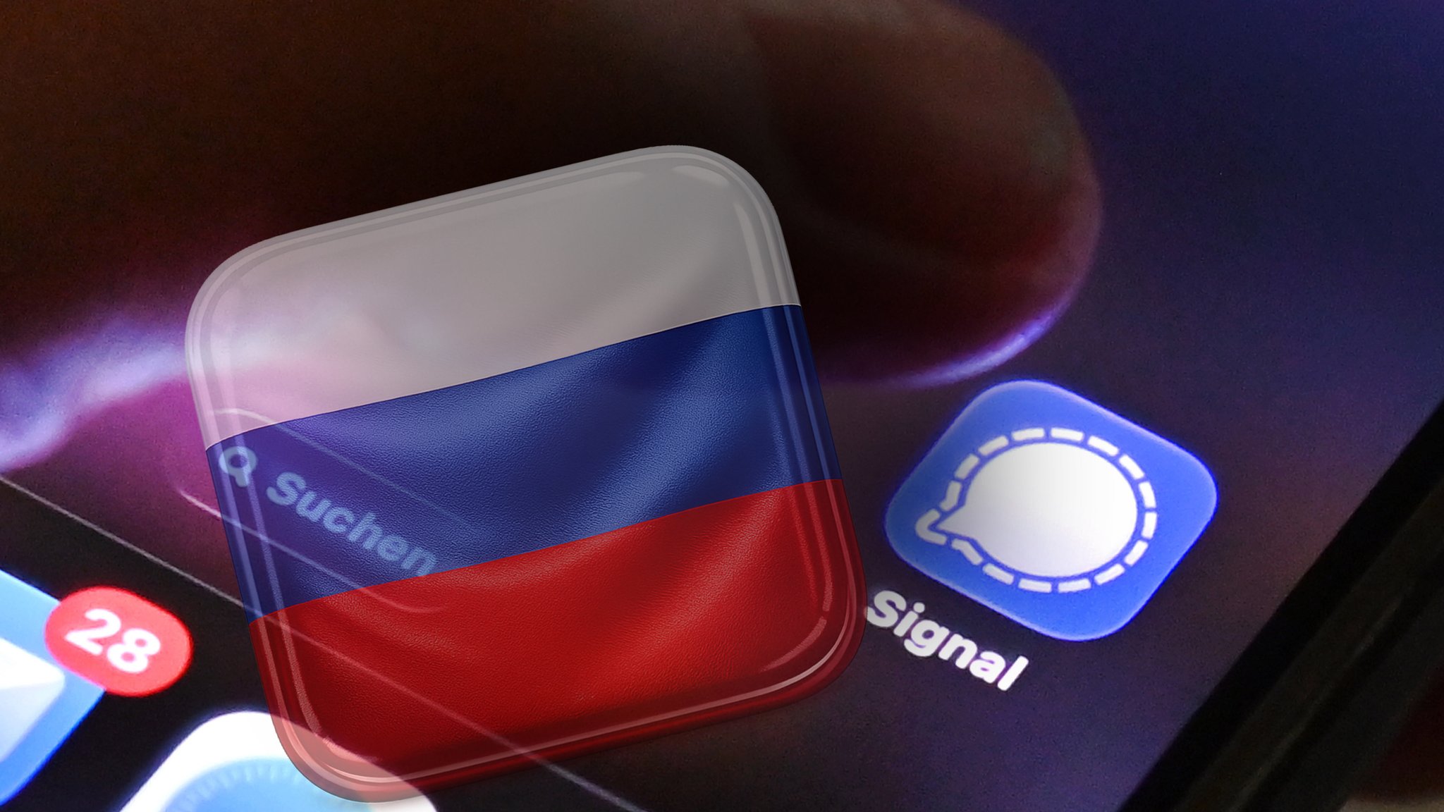 (Symbolbild) Signal-Icon auf Handy mit Russland-Fahne im Vordergrund