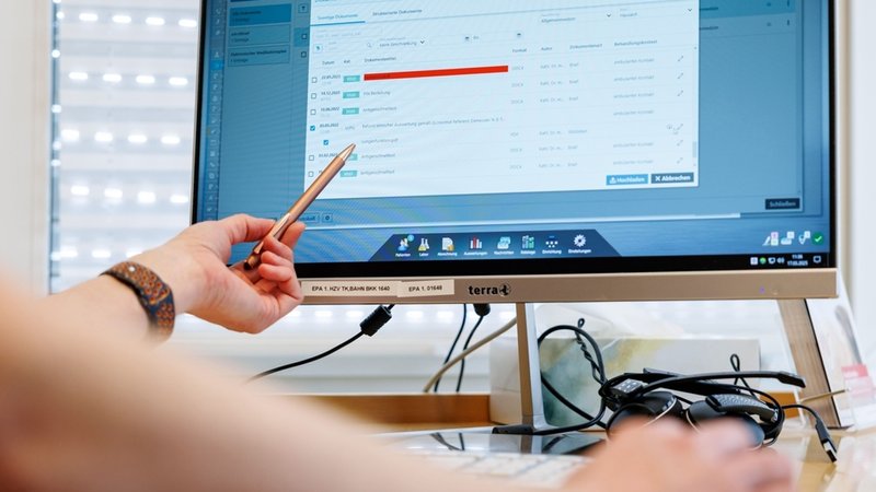 Ein Hausarzt lädt in seiner Praxis Dokumente in eine elektronische Patientenakte ePA. | Bild: dpa-Bildfunk/Daniel Karmann Ein Hausarzt lädt in seiner Praxis Dokumente in eine elektronische Patientenakte ePA.