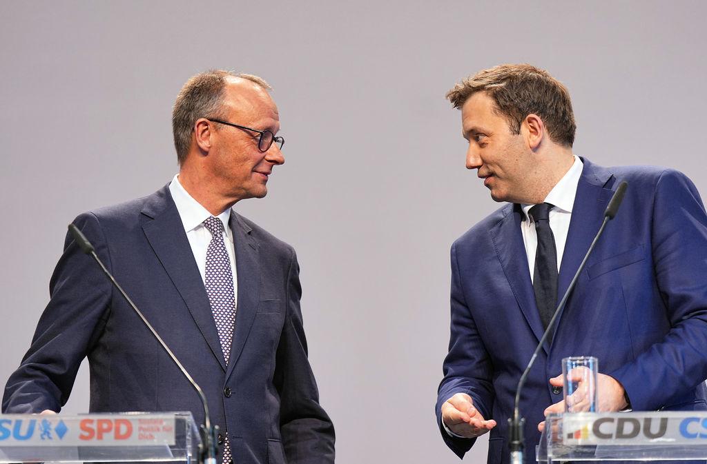 09.04.2025, Berlin: Friedrich Merz (l), Unions-Kanzlerkandidat und CDU-Bundesvorsitzender, und Lars Klingbeil, SPD-Fraktions- und Bundesvorsitzender, geben eine Pressekonferenz der Parteivorsitzenden von Union und SPD zur Vorstellung des Koalitionsvertrages im Paul-Löbe-Haus. (zu dpa: «Was plant Schwarz-Rot wann?») Foto: Michael Kappeler/dpa +++ dpa-Bildfunk +++