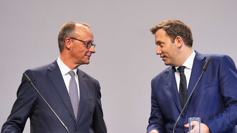 09.04.2025, Berlin: Friedrich Merz (l), Unions-Kanzlerkandidat und CDU-Bundesvorsitzender, und Lars Klingbeil, SPD-Fraktions- und Bundesvorsitzender, geben eine Pressekonferenz der Parteivorsitzenden von Union und SPD zur Vorstellung des Koalitionsvertrages im Paul-Löbe-Haus. (zu dpa: «Was plant Schwarz-Rot wann?») Foto: Michael Kappeler/dpa +++ dpa-Bildfunk +++ | Bild: dpa-Bildfunk/Michael Kappeler 09.04.2025, Berlin: Friedrich Merz (l), Unions-Kanzlerkandidat und CDU-Bundesvorsitzender, und Lars Klingbeil, SPD-Fraktions- und Bundesvorsitzender, geben eine Pressekonferenz der Parteivorsitzenden von Union und SPD zur Vorstellung des Koalitionsvertrages im Paul-Löbe-Haus. (zu dpa: «Was plant Schwarz-Rot wann?») Foto: Michael Kappeler/dpa +++ dpa-Bildfunk +++