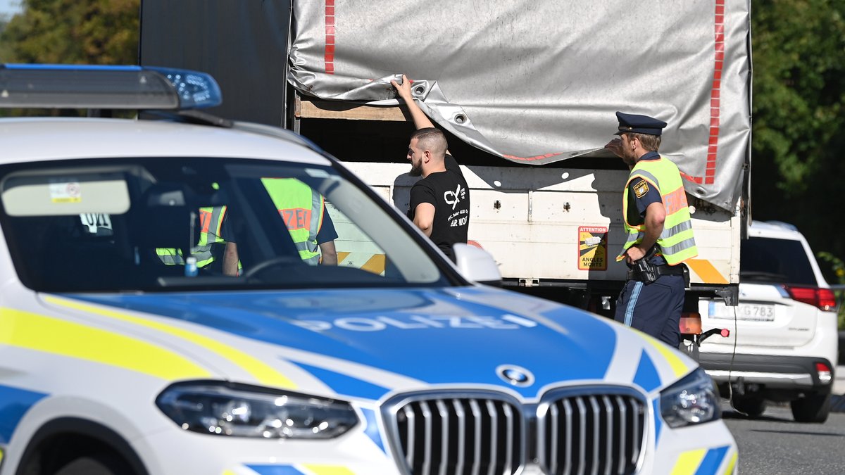 Polizisten kontrollieren die Ladung von einem LKW aus Polen.
