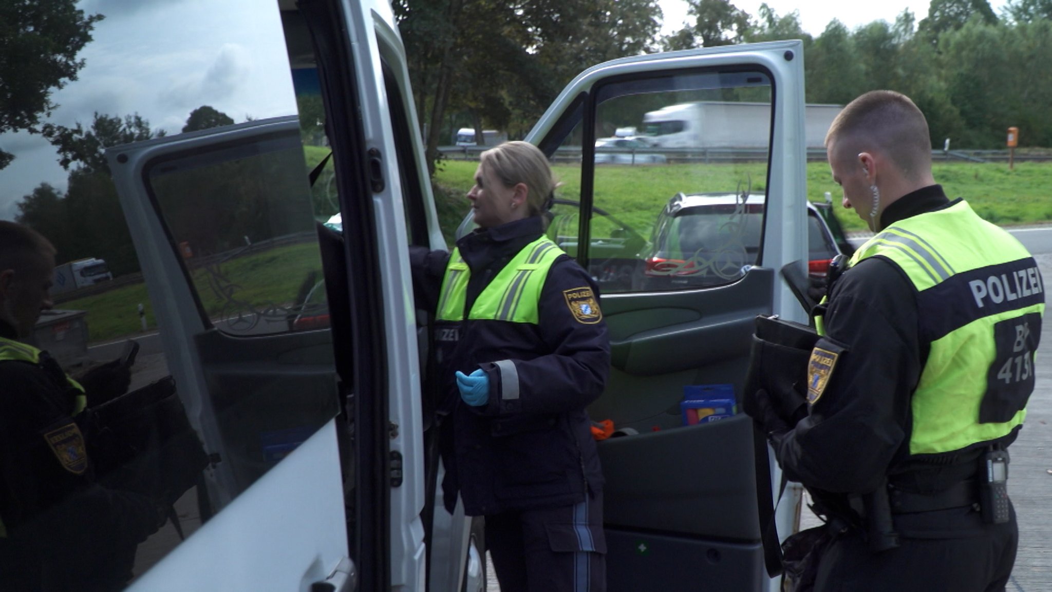 Polizeibeamte bei einer Kontrolle.