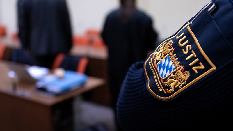 Justiz-Mitarbeiter in einem Gerichtssaal (Symbolbild) | Bild: pa/dpa/Sven Hoppe Justiz-Mitarbeiter in einem Gerichtssaal (Symbolbild)