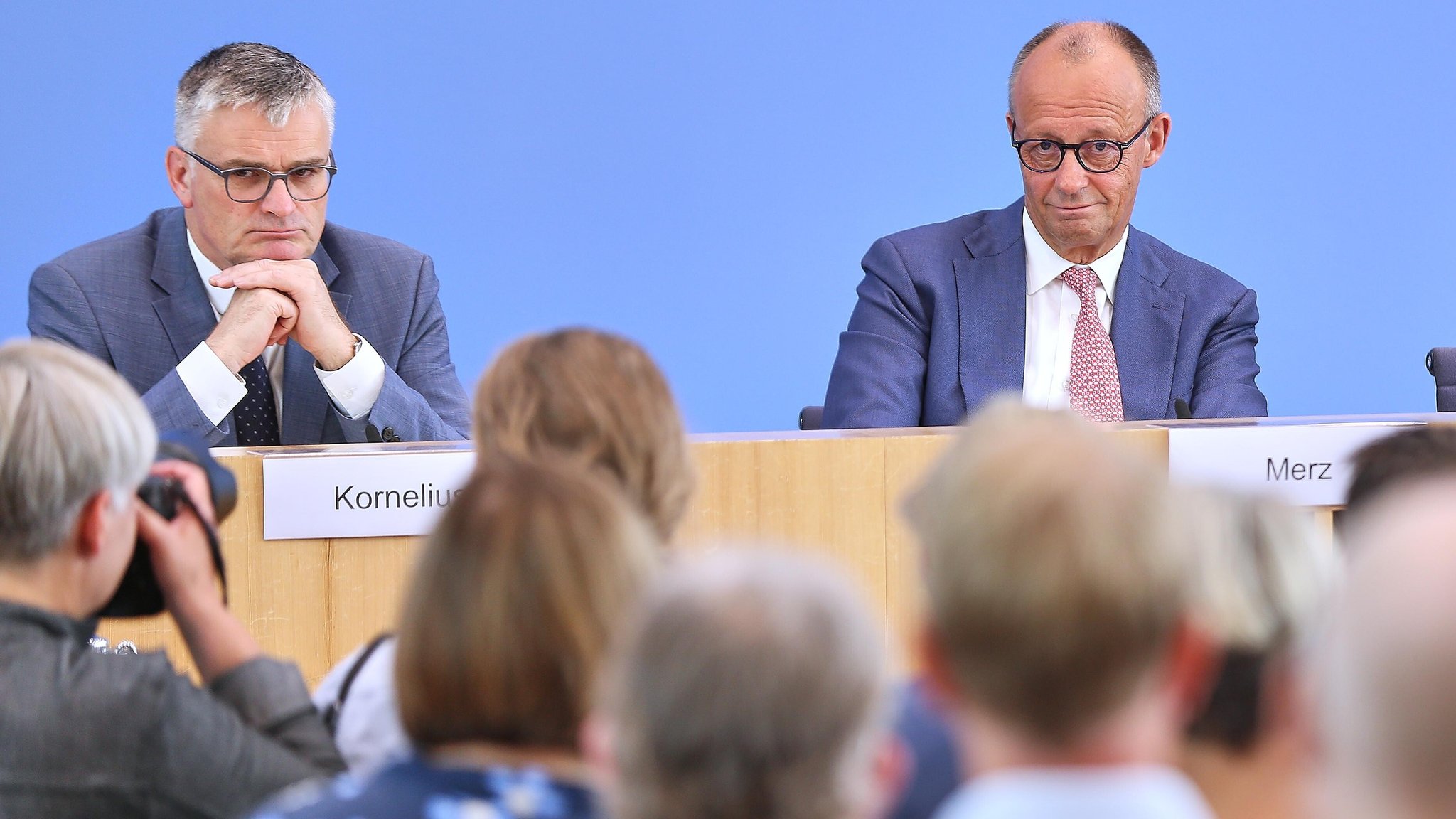 Sommerpresskonferenz: Bundeskanzler Friedrich Merz (CDU) vor Journalisten, links Regierungssprecher Stefan Kornelius | Bild: picture alliance / dts-Agentur | dts Nachrichtenagentur GmbH Sommerpresskonferenz: Bundeskanzler Friedrich Merz (CDU) vor Journalisten, links Regierungssprecher Stefan Kornelius