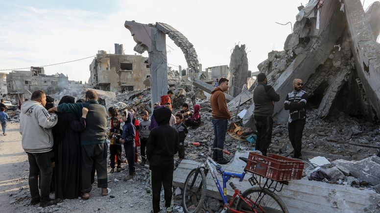 Ein Blick auf die schwer beschädigten, eingestürzten Gebäude in Rafah | Bild:picture alliance / Anadolu | Abed Rahim Khatib