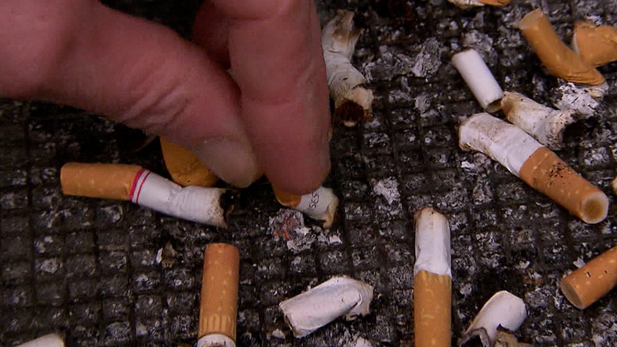 Jugendliche rauchen und vapen mehr | Bild: BR Jugendliche rauchen und vapen mehr
