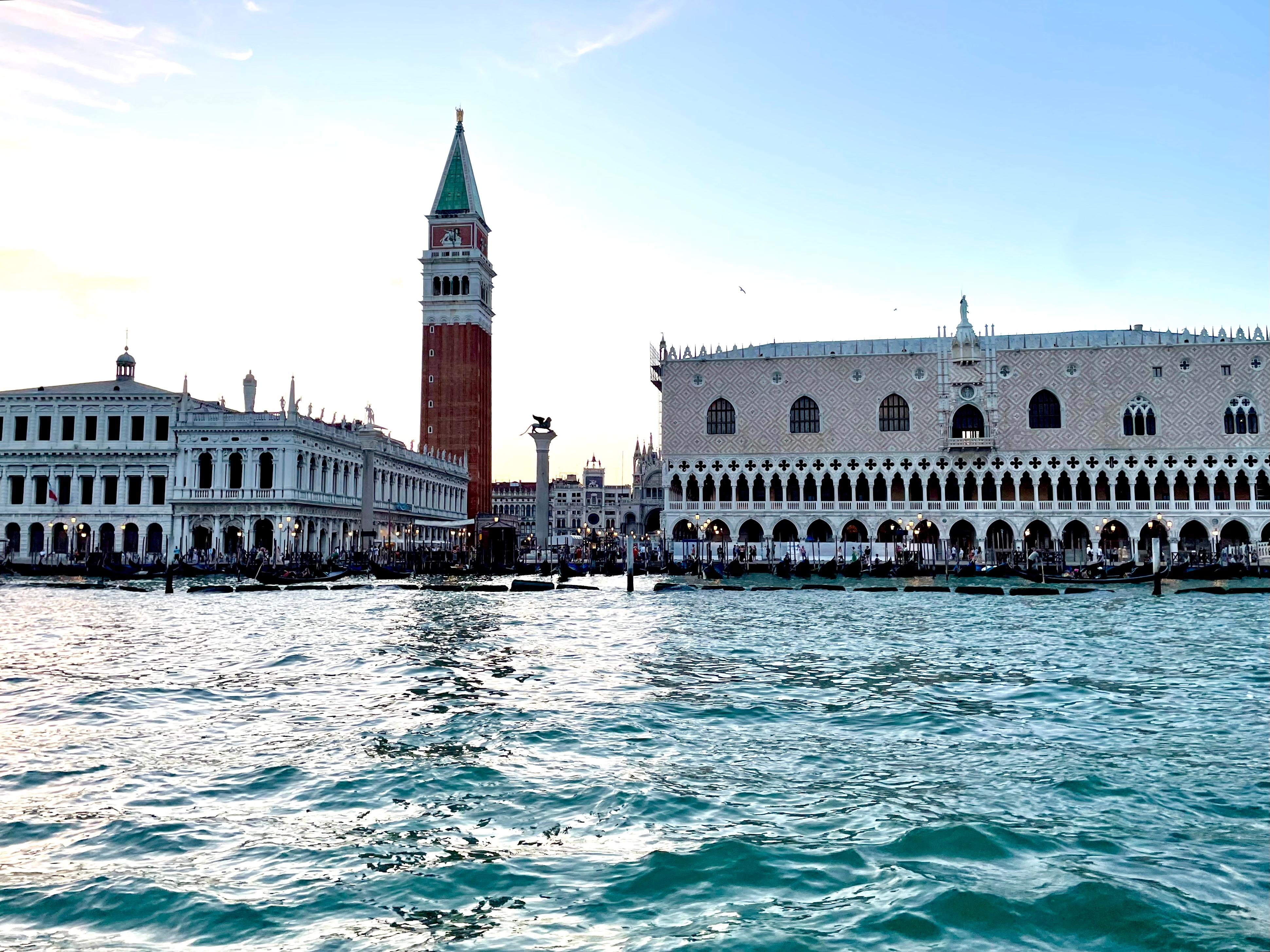 Markusplatz und Dogenpalast in Venedig.