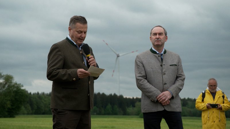 Wirtschafts- und Energieminister Hubert Aiwanger (r.) geht für Windpark-Projekt auf Werbetour | Bild: Bayerischer Rundfunk 2024 Wirtschafts- und Energieminister Hubert Aiwanger (r.) geht für Windpark-Projekt auf Werbetour