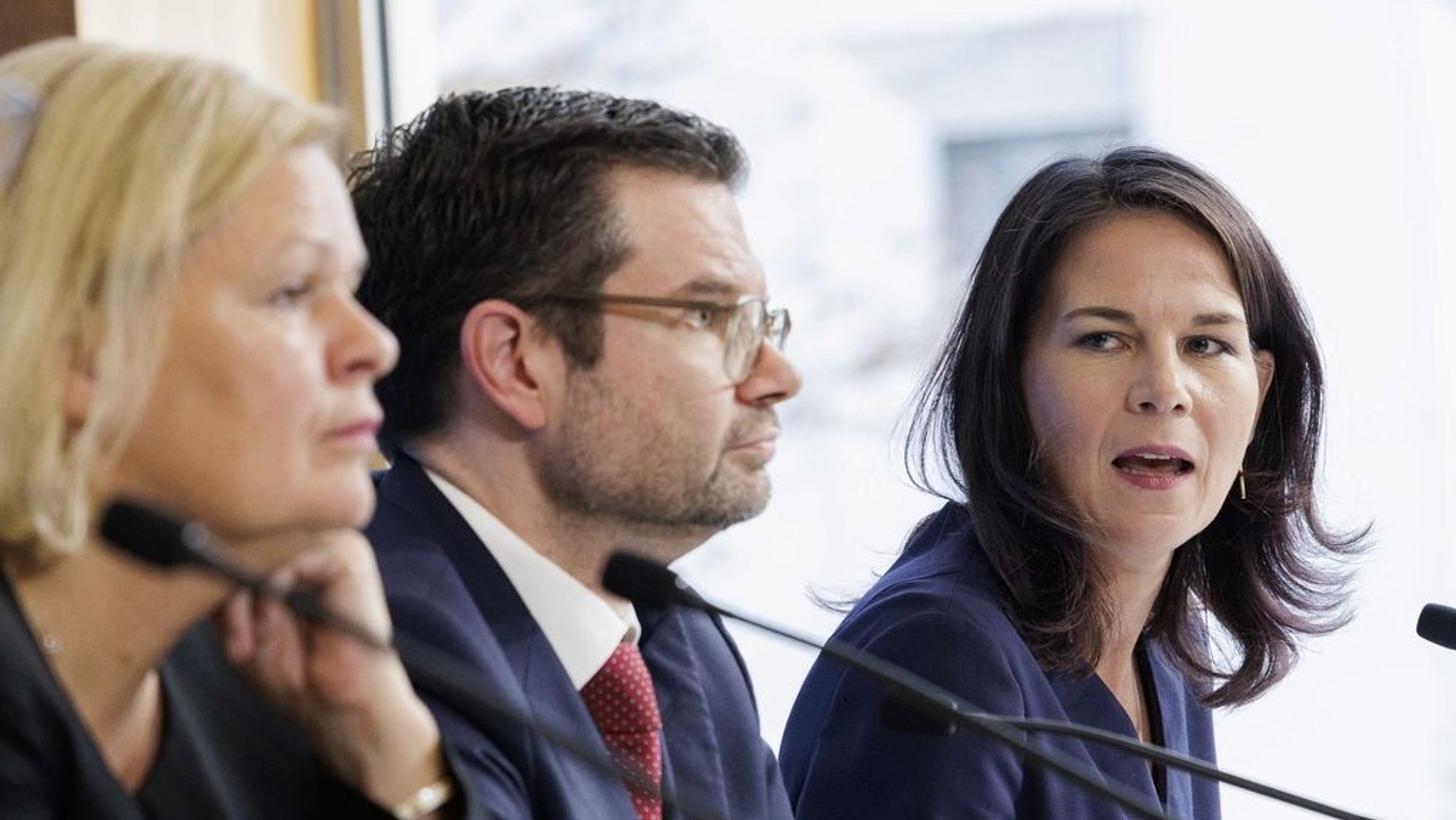 ARCHIV - 10.09.2024, Berlin: Nancy Faeser (l, SPD), Bundesministerin für Inneres und Heimat, Marco Buschmann (M, FDP), Bundesminister der Justiz, und Annalena Baerbock (Bündnis 90/Die Grünen), Außenministerin, bei einer Pressekonferenz über die Fortsetzung der Gespräche der Ampel-Koalition mit Union und Ländern zur Migrationspolitik. (zu dpa: «Grüne finden FDP-Vorschläge zur Asylpolitik übereilt») Foto: Carsten Koall/dpa +++ dpa-Bildfunk +++