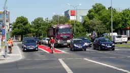 Trotz roter Farbe: Auf dieser Ausfallstraße im Münchner Osten leben Radlfahrer laut ADFC gefährlich - hinten links ist noch eine Tankstellenausfahrt. | Bild:BR / Christoph Dicke