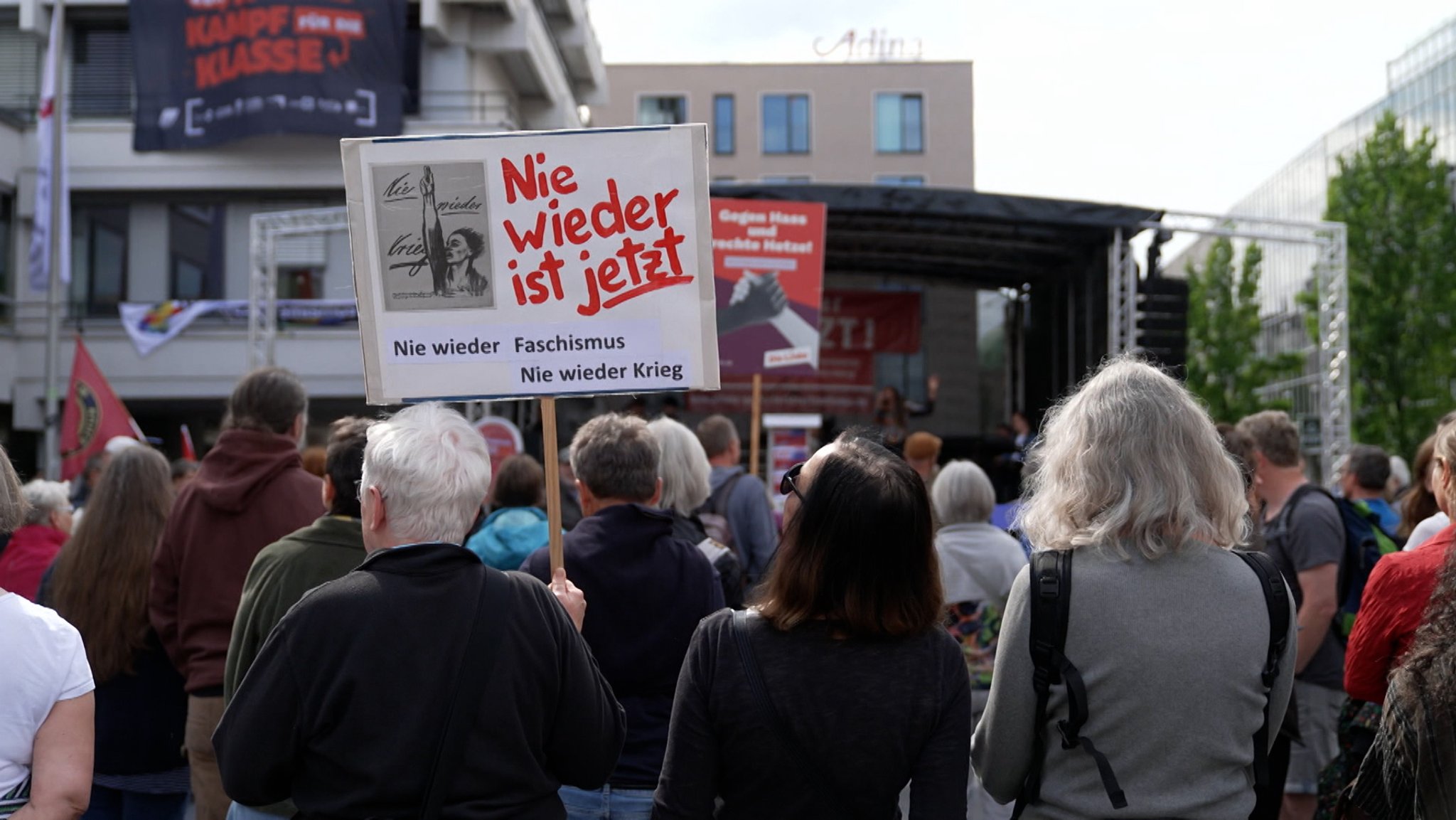 Menschen bei einer Demonstration gegen Rechtsextremismus.