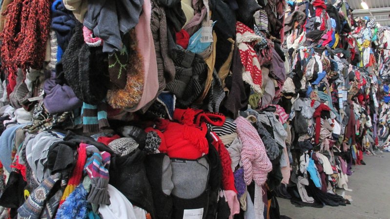 Altkleiderberge fürs Recycling | Bild: BR / Susanne Delonge Altkleiderberge fürs Recycling