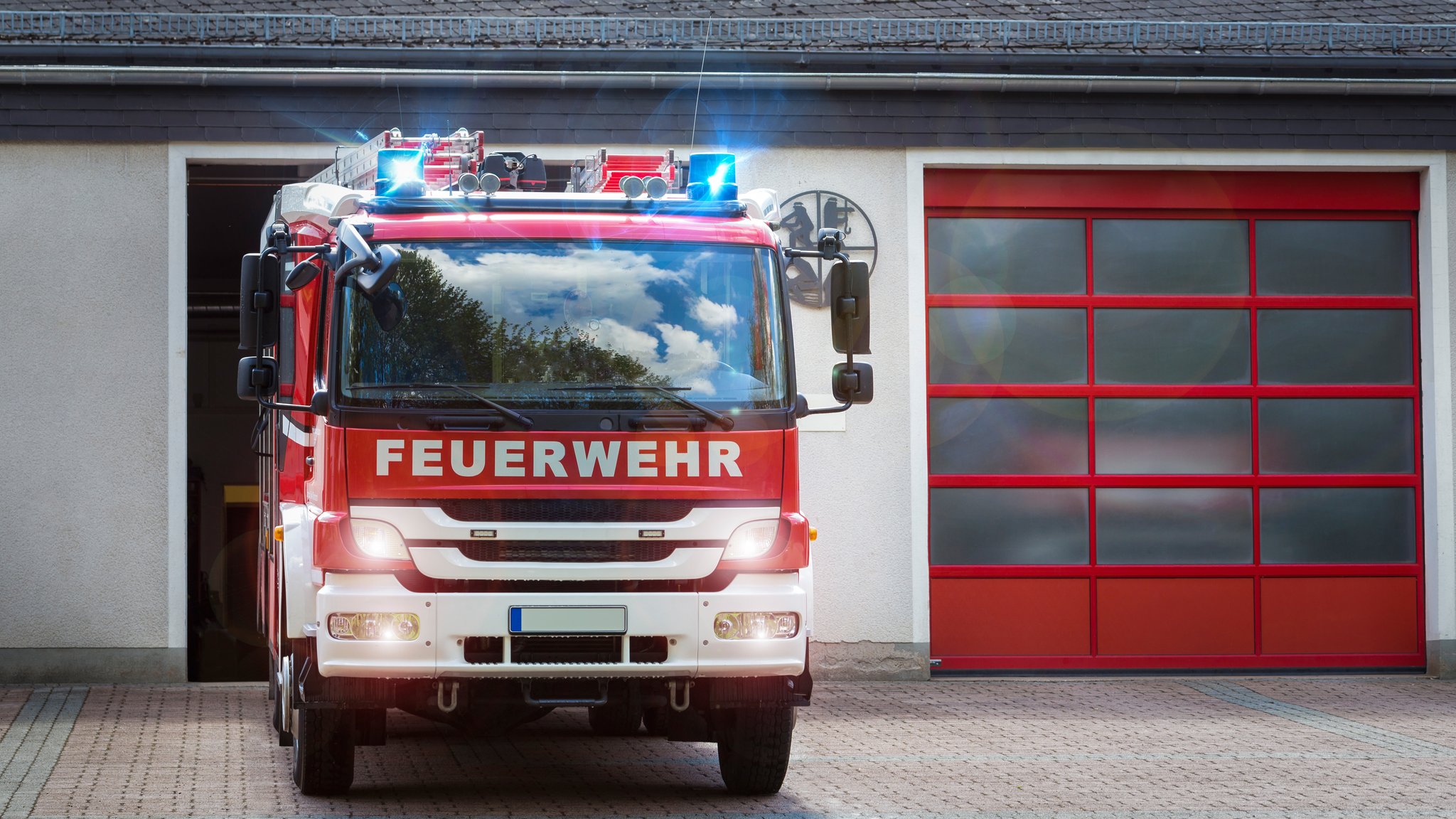 Ein Feuerwehrauto in der Einfahrt