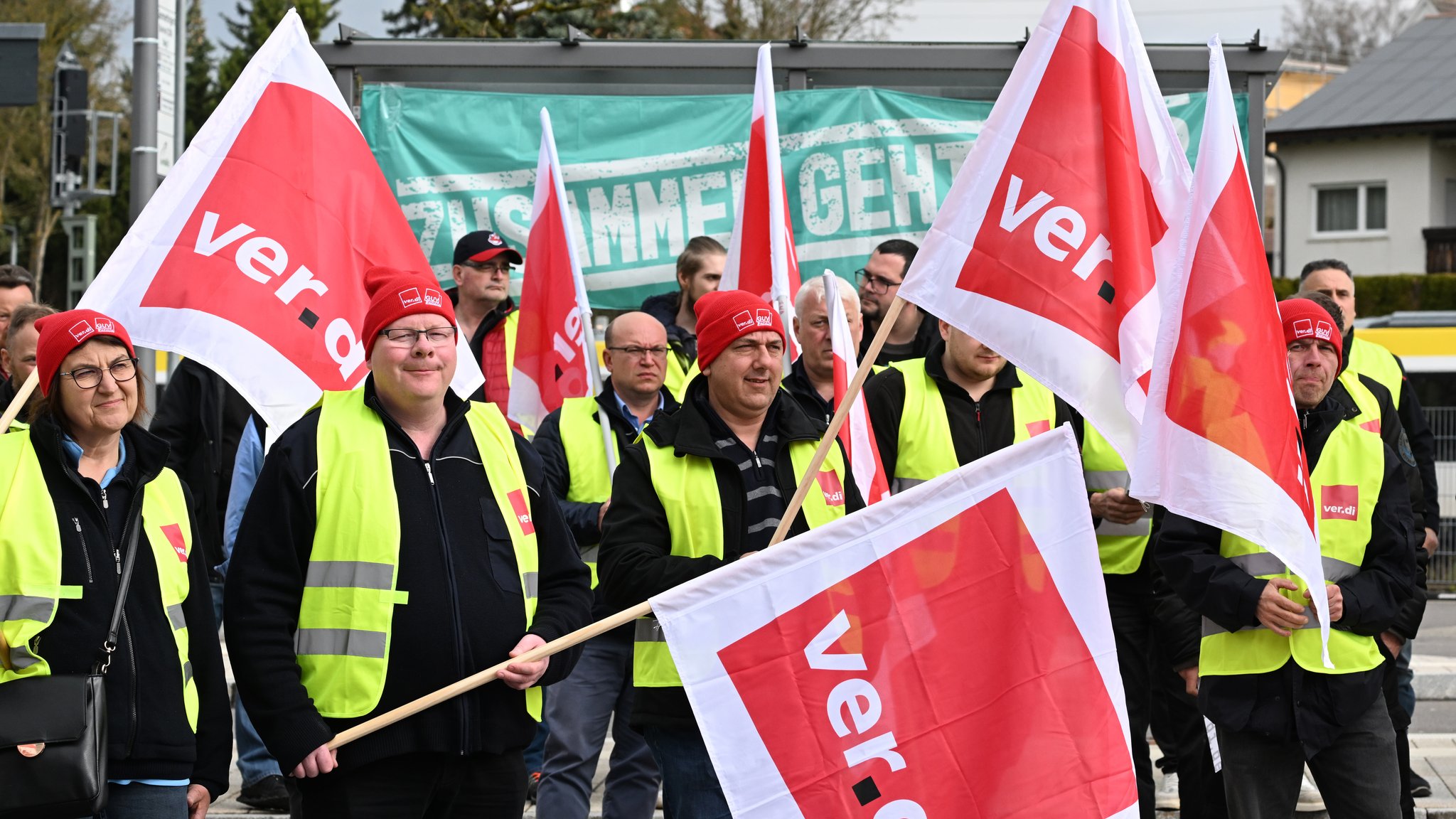 Finanzielle Belastungen für Verbraucher steigen. Eine Folge ist die Vielzahl von Tarifauseinandersetzungen zwischen Gewerkschaften und Arbeitgebern. 