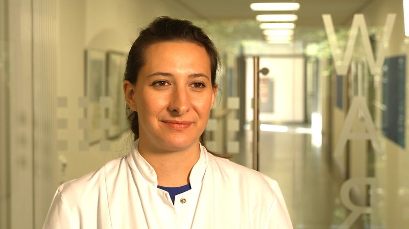 Dr. Beate Blank, Chefärztin der Fachklinik für Plastisch-Ästhetische Chirurgie der Nürnberger Erler-Kliniken | Bild: BR/Gisela Staiger Dr. Beate Blank, Chefärztin der Fachklinik für Plastisch-Ästhetische Chirurgie der Nürnberger Erler-Kliniken