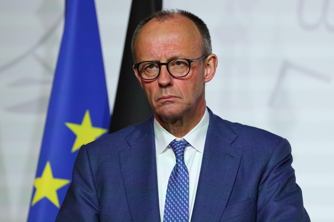 06.01.2026, Frankreich, Paris: Der deutsche Bundeskanzler Friedrich Merz hält eine Rede bei der Unterzeichnung der Erklärung über die Stationierung von Streitkräften nach dem Waffenstillstand in der Ukraine während des Gipfels der Koalition der Willigen über Sicherheitsgarantien für die Ukraine im Elysee-Palast.