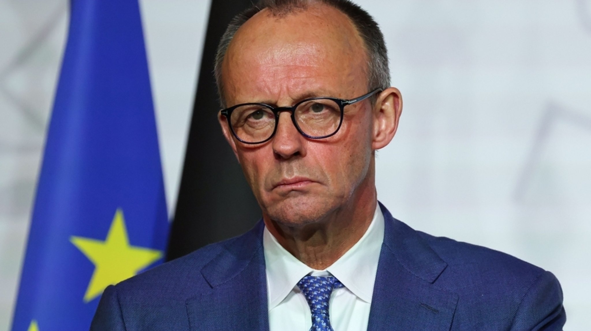 06.01.2026, Frankreich, Paris: Der deutsche Bundeskanzler Friedrich Merz hält eine Rede bei der Unterzeichnung der Erklärung über die Stationierung von Streitkräften nach dem Waffenstillstand in der Ukraine während des Gipfels der Koalition der Willigen über Sicherheitsgarantien für die Ukraine im Elysee-Palast.