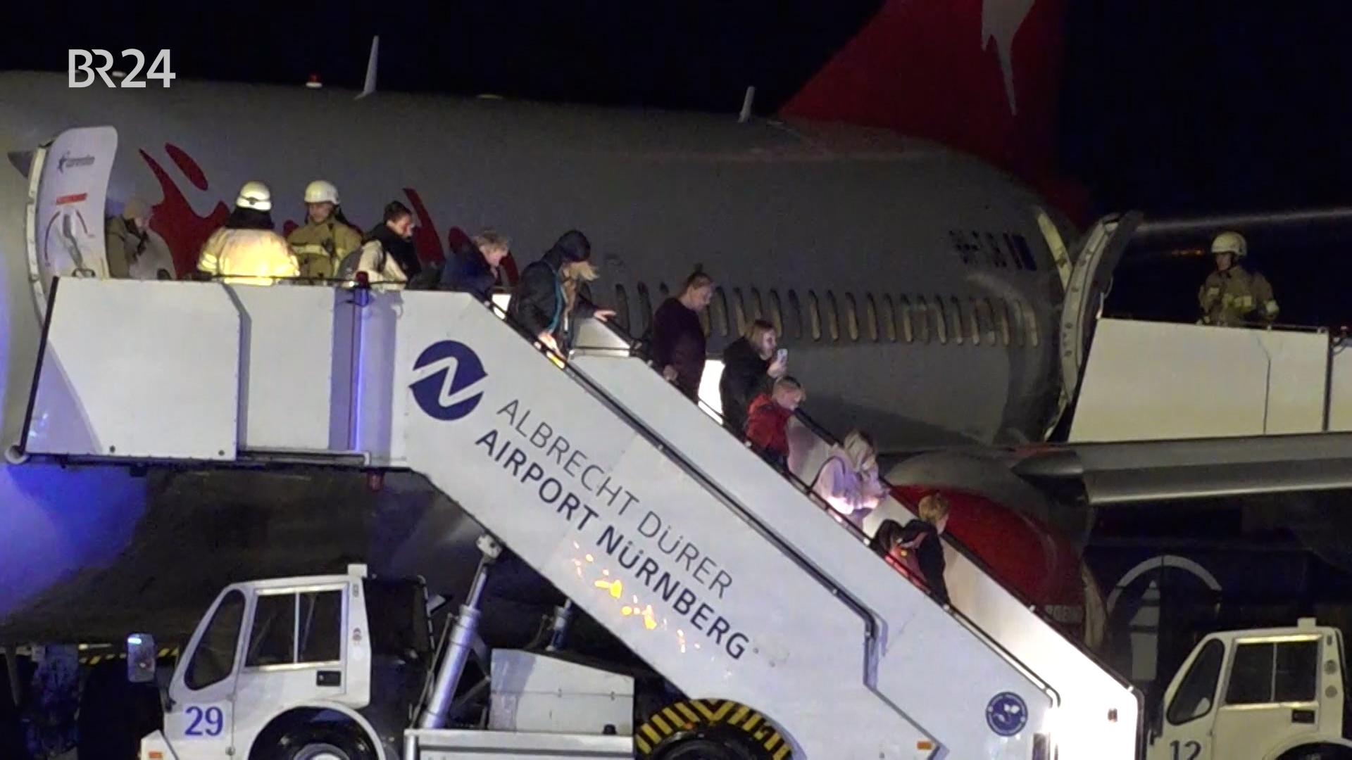 Passagiere beim Ausstieg nach der Notlandung